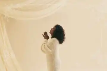 CeCe Winans – At The Cross