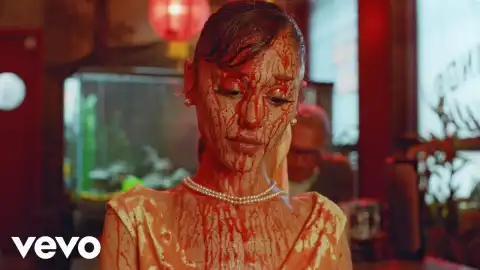Ariana Grande - petal (Video)
