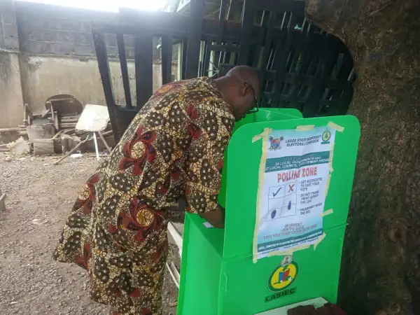 Lagos LG Polls: Sanwolu’s CoS Ayinde votes, expresses confidence in APC’s victory