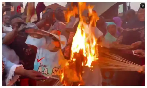 2027: Nasarawa residents burn Gov Sule’s campaign posters [VIDEO]