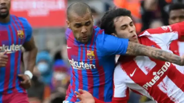 Barcelona fullback Daniel Alves waiting on contract offer