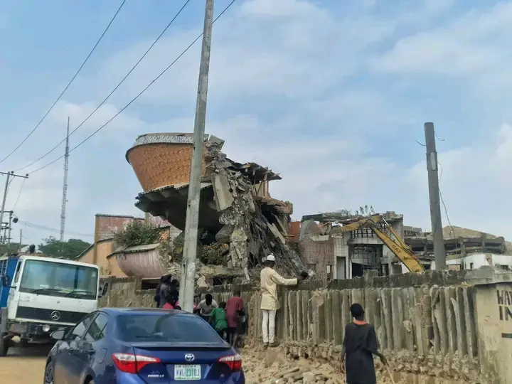 Oyo govt begins demolition of abandoned hotel in Ibadan