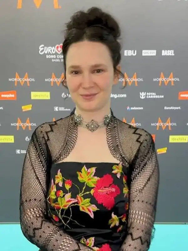 Age & Net Worth Of Zoë Më