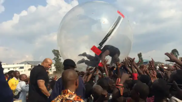 Akon Performs In A Bubble To Avoid Ebola