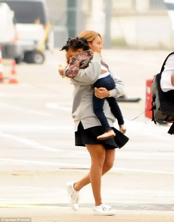 Beyonce Struggles To Carry Growing Blue Ivy | PHOTO