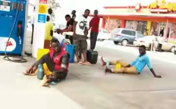 Fuel Scarcity!! Nigerians Buy Fuel For N120 Per Litre