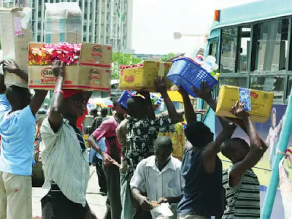 Insurgency: The Nigeria Police Stops Street Hawking In Abuja