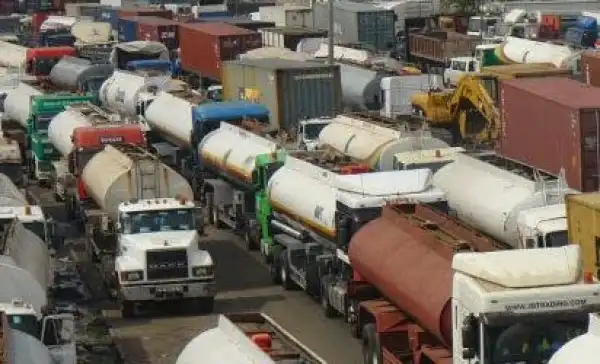 Lagos State Govt. Gives Tanker Drivers 48hrs To Clear Tankers Off Apapa- Oshodi Expressway Or Be Sanctioned