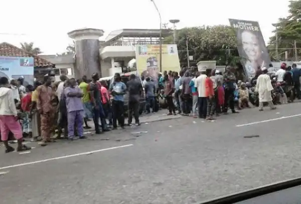 Large Crowd Waiting Outside Tinubu’s House In Ikoyi Today