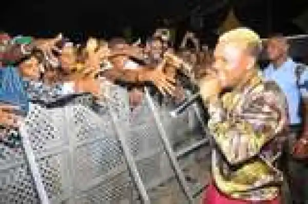 Oritse Femi stoned by fans at Bovi’s Show after Ashanti & Ja’Rule’s Performances 