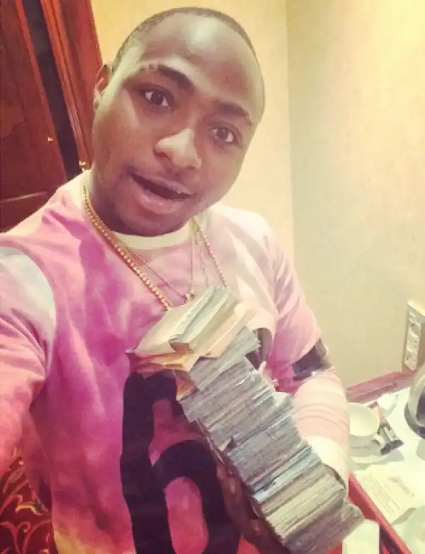 Photo: Davido shows off plenty dollar bills on instagram