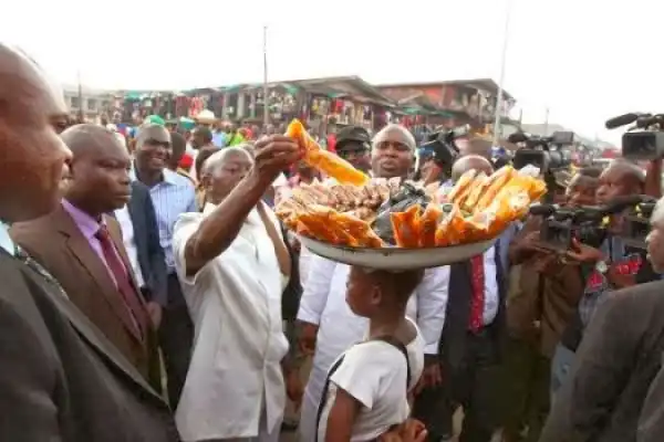 Photo: Gov. Adams Oshiomhole Spotted Buying Plantain Chips On The Road Side