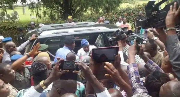 Photo Of Olu Falae As He Returned Home After Regaining Freedom