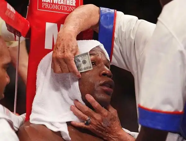 Photo Of The Day: Mayweather Is So Rich That They Wipe His Sweat WIth Dollars