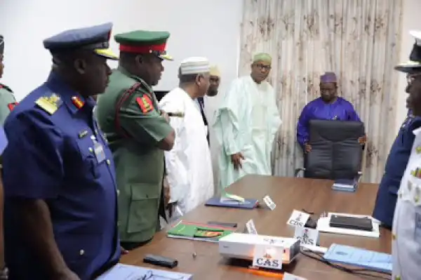Photos From President Muhammadu Buhari’s Meeting With Service Chiefs