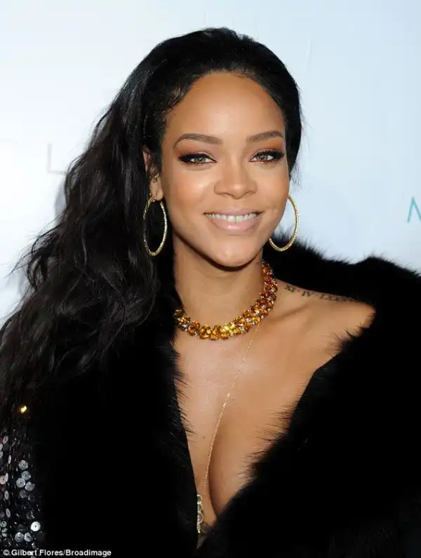 Rihanna Rocks Cleavage Revealing Outfit At The Fashion Los Angeles Awards