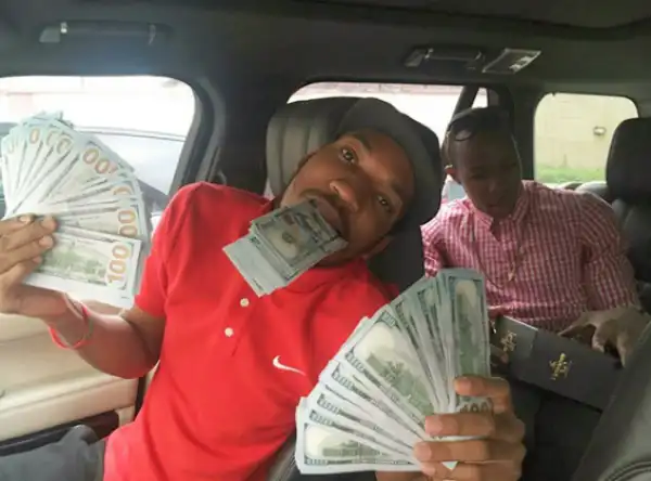Skuki Peeshaun flaunts wads of dollars on Instagram.