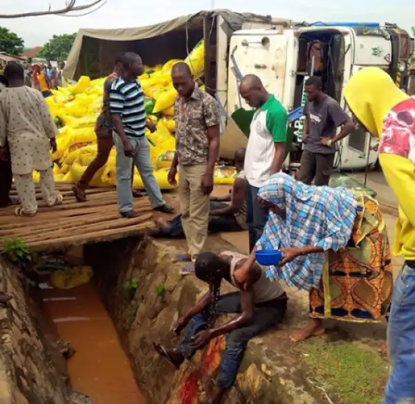 Trailer Carrying Political Bags Of Rice Had An Accident