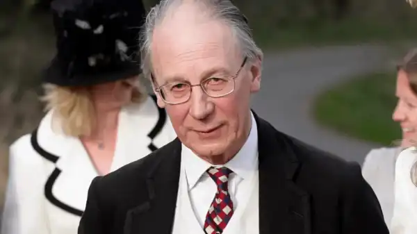 Biography & Career Of Robert Fellowes