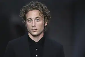 Jeremy Allen White Joins Star Wars: The Mandalorian & Grogu Cast