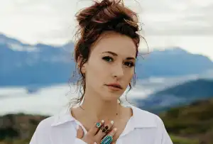 Lauren Daigle – Still Rolling Stones (Social Distancing Version)
