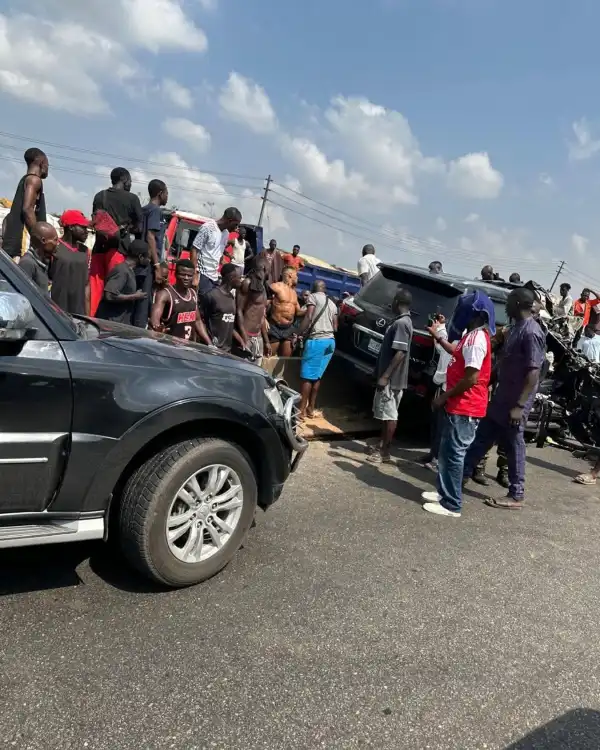 Moment Nigerians rescued Anthony Joshua after accident on Lagos–Ibadan Expressway [VIDEO]