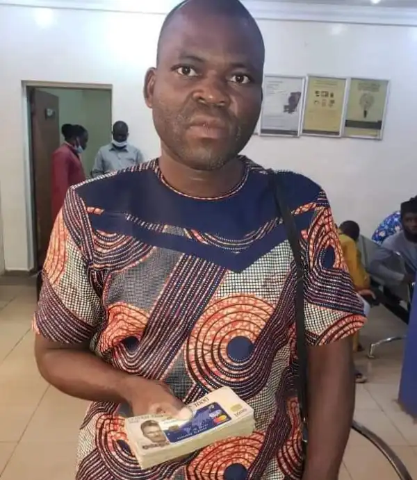 Man Returns Money And ATM Card He Found At ATM Point To A Bank In Sokoto (Photo)