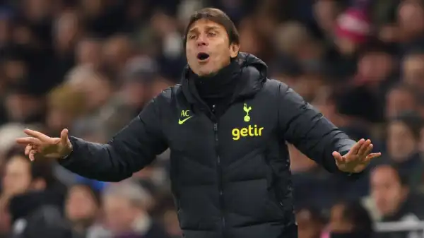 Tottenham hold talks over Bundesliga centre-back