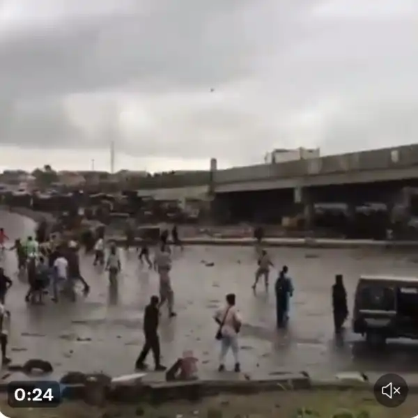 Chaos In Iyana Iba As Rival NURTW Groups Fight With Stones And Cutlasses (Video)