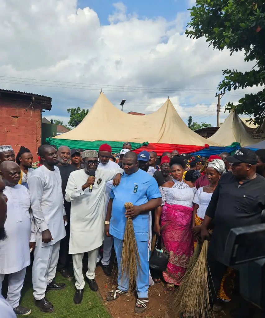 APC collapses LP structure in Enugu council, as Rep member, over 1000 others defect