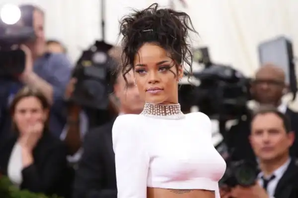 Barbadian Singer Rihanna Biography & Net Worth 2020 (See Details)