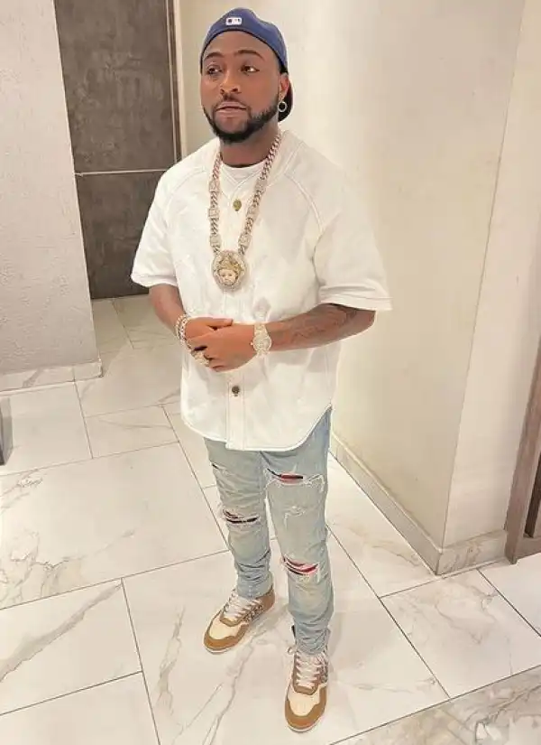 Davido Frightened As Plane Hits Turbulence (Video)