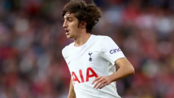 Tottenham winger Bryan Gil in Valencia to complete loan move