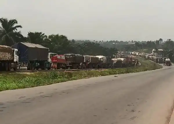 Truck Drivers Block Okigwe-Umuahia Expressway Over Alleged Shooting Of Driver