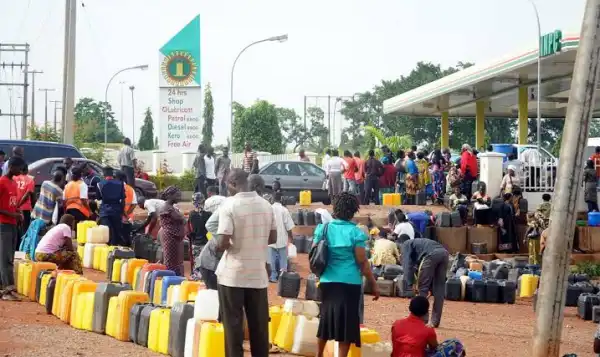 Scarcity Hits Lagos, Abuja, Fuel Sells N180/litre As NNPC Cuts Supplies