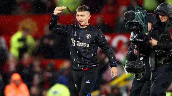 Lisandro Martinez reacts to Old Trafford welcome after World Cup win