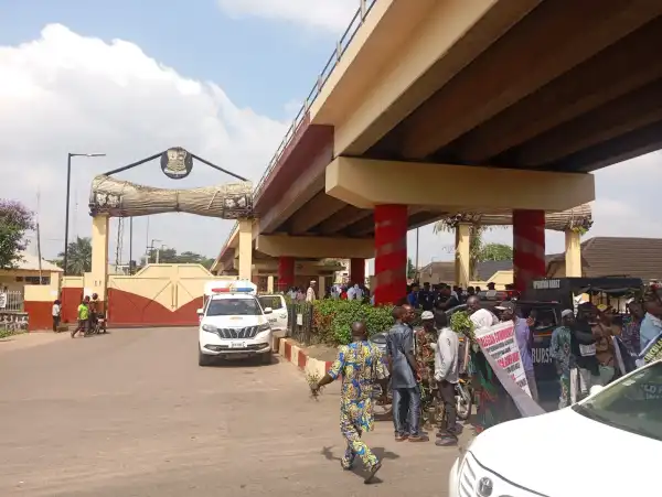 Residents block roads, protest over extension of Ibadan circular road [PHOTOS]