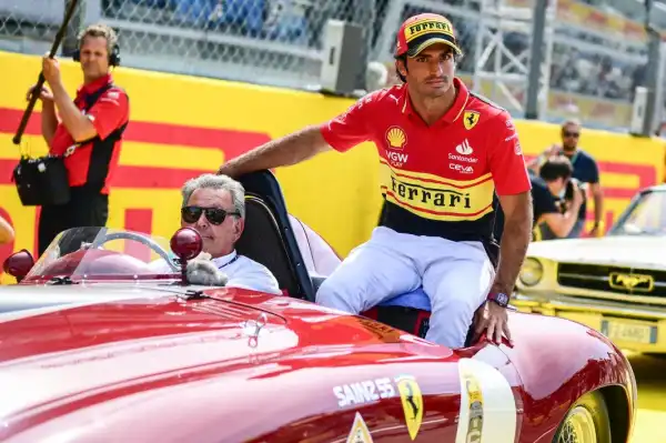 F1 driver Carlos Sainz chases down robbers who stole his $540K watch