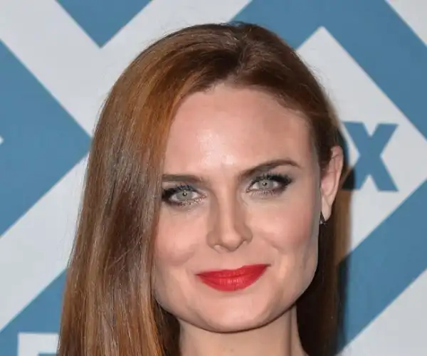Biography & Net Worth Of Emily Deschanel