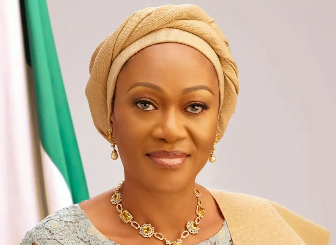 First Lady distributes 10,000 kits to Southeast midwives