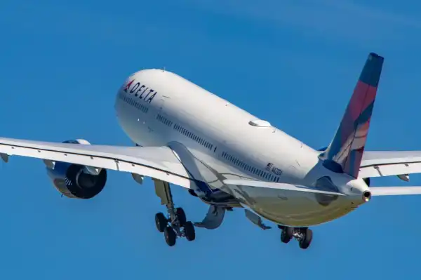 Drunk passenger who was served 11 drinks s3xually ass@ulted mom and teenage daughter on 9-hour flight