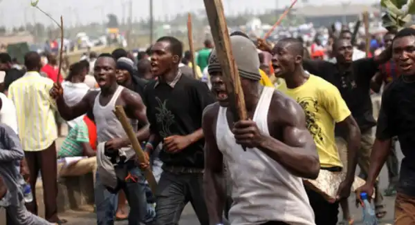 BREAKING: Thugs Attack Atiku’s Supporters At Campaign Rally In Kaduna