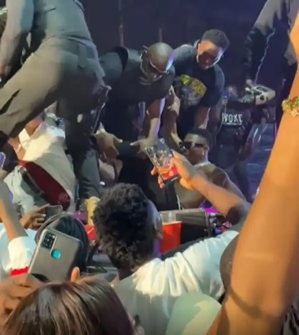 Wizkid Falls On Stage As Fan Drags Leg In Abuja Concert (Video)