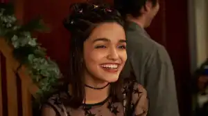 Rachel Zegler Is Marisa Tomei’s Daughter in Comedy She Gets It From Me