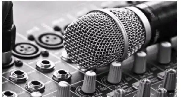 De JazzMiQDeep, Phami – Ngamabom (Vocal Spin) Ft. Cooper SA