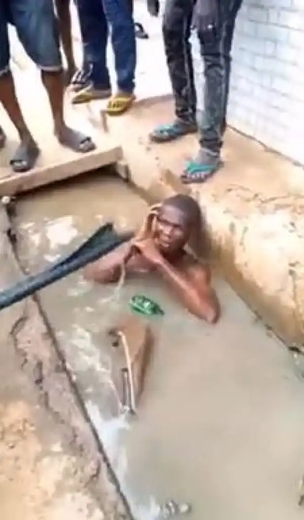The Moment A Suspected Phone Thief Was Forced To Drink And Stay In Dirty Water (Video)