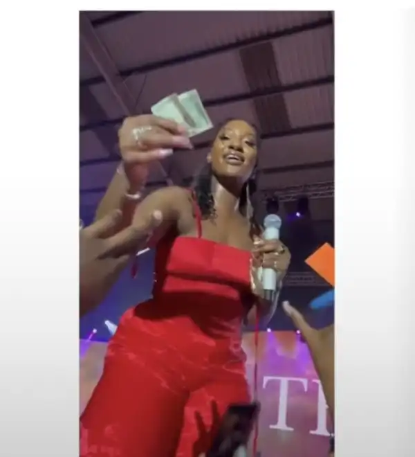 Singer, Tems Rejects Dollar Given To Her By A Fan During Concert (Video)