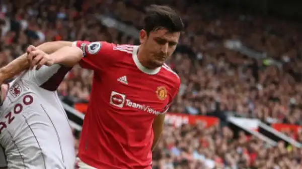 Man Utd fans back Maguire throughout Leicester draw