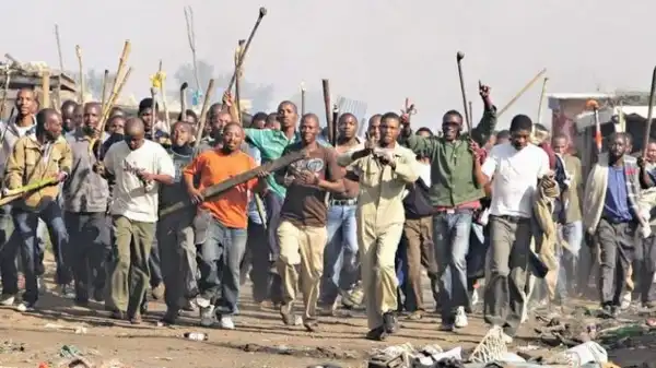 Jungle justice: Mob lynches​ police officer after notorious suspect raised false alarm in Plateau
