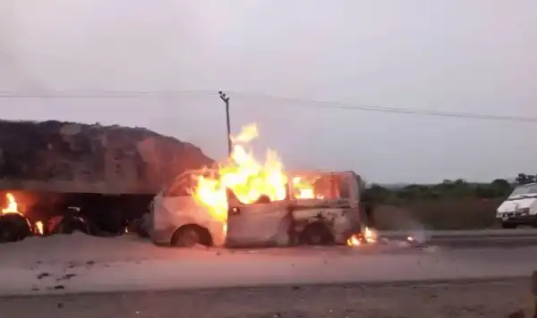 20 Burnt Beyond Recognition As Bus Rams Into Trailer On Kaduna-Abuja Highway